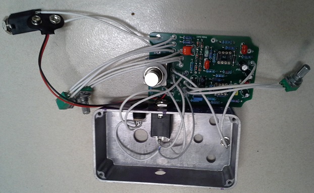 13_priklop LED, napajanja in inputa na plo&scaron;čo.jpg