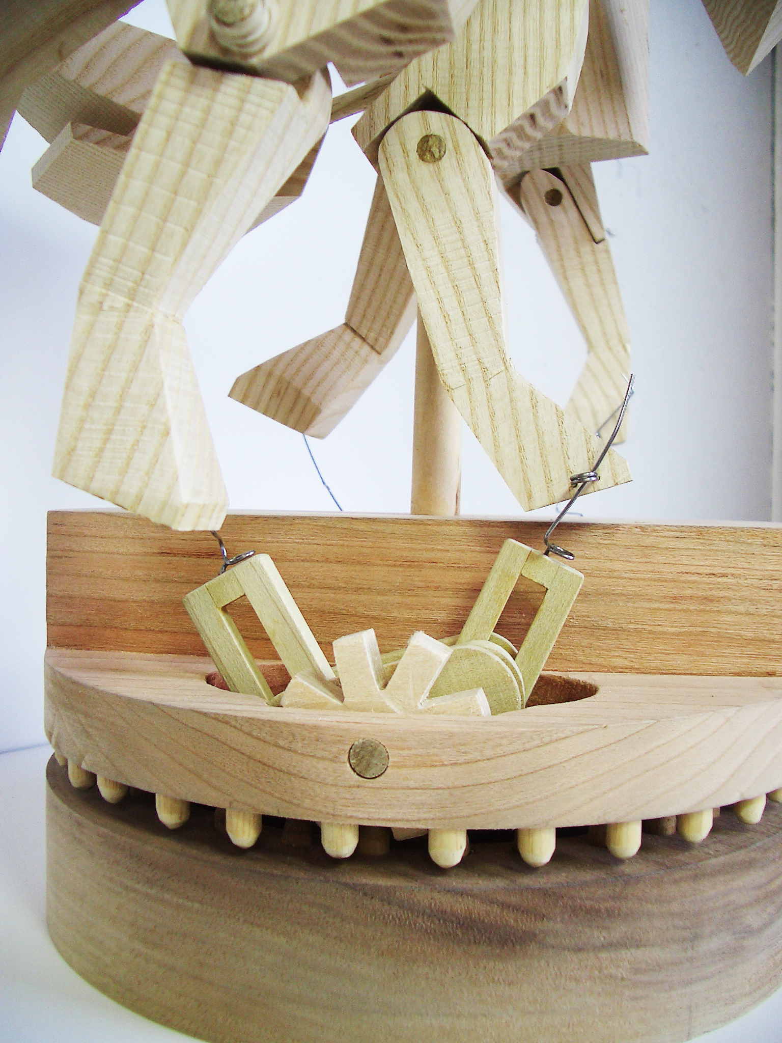 15d. Kinetic Dog detail.jpg