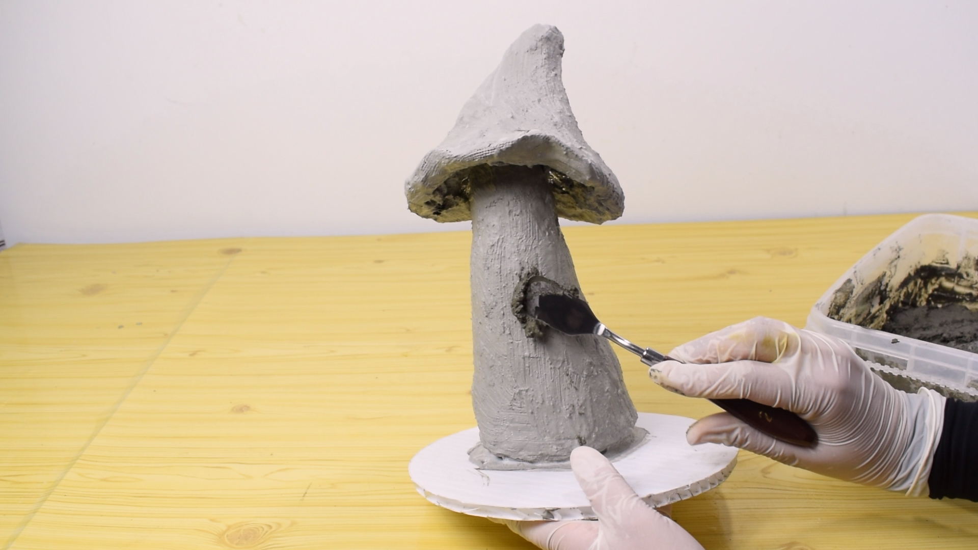 36- Mushroom cement 2.00_04_07_22.Image fixe017.jpg