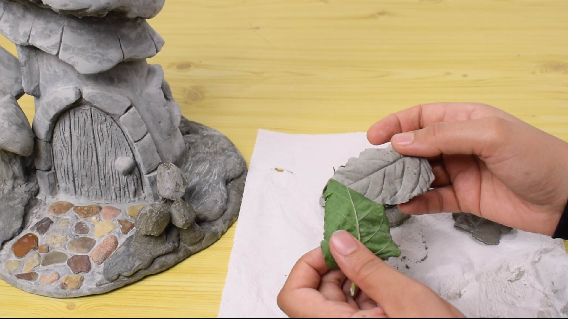 36- Mushroom cement 2.00_15_28_17.Image fixe028.jpg