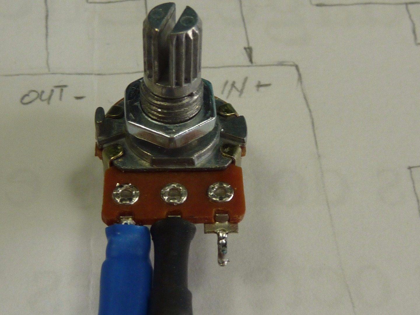 8 - Potentiom&egrave;tre_10KOhms_2.JPG