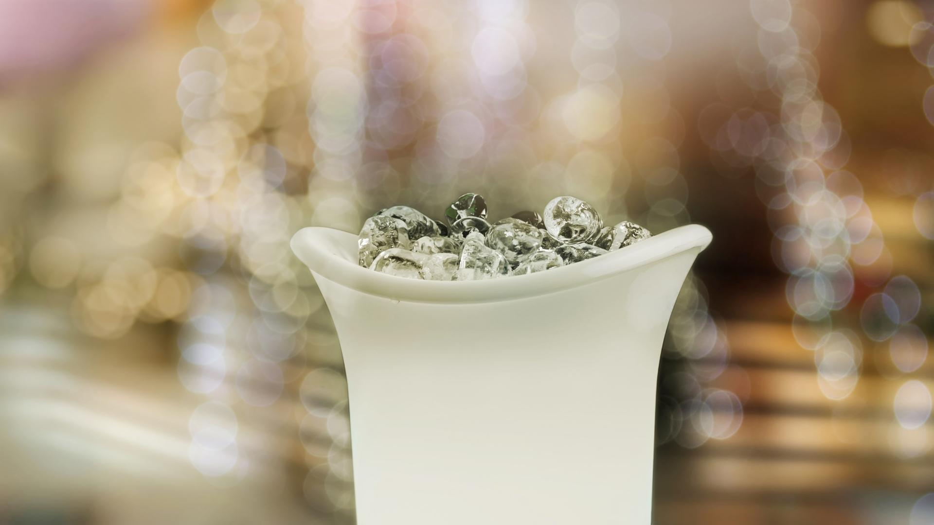 Light-colored Ice bucket.jpg