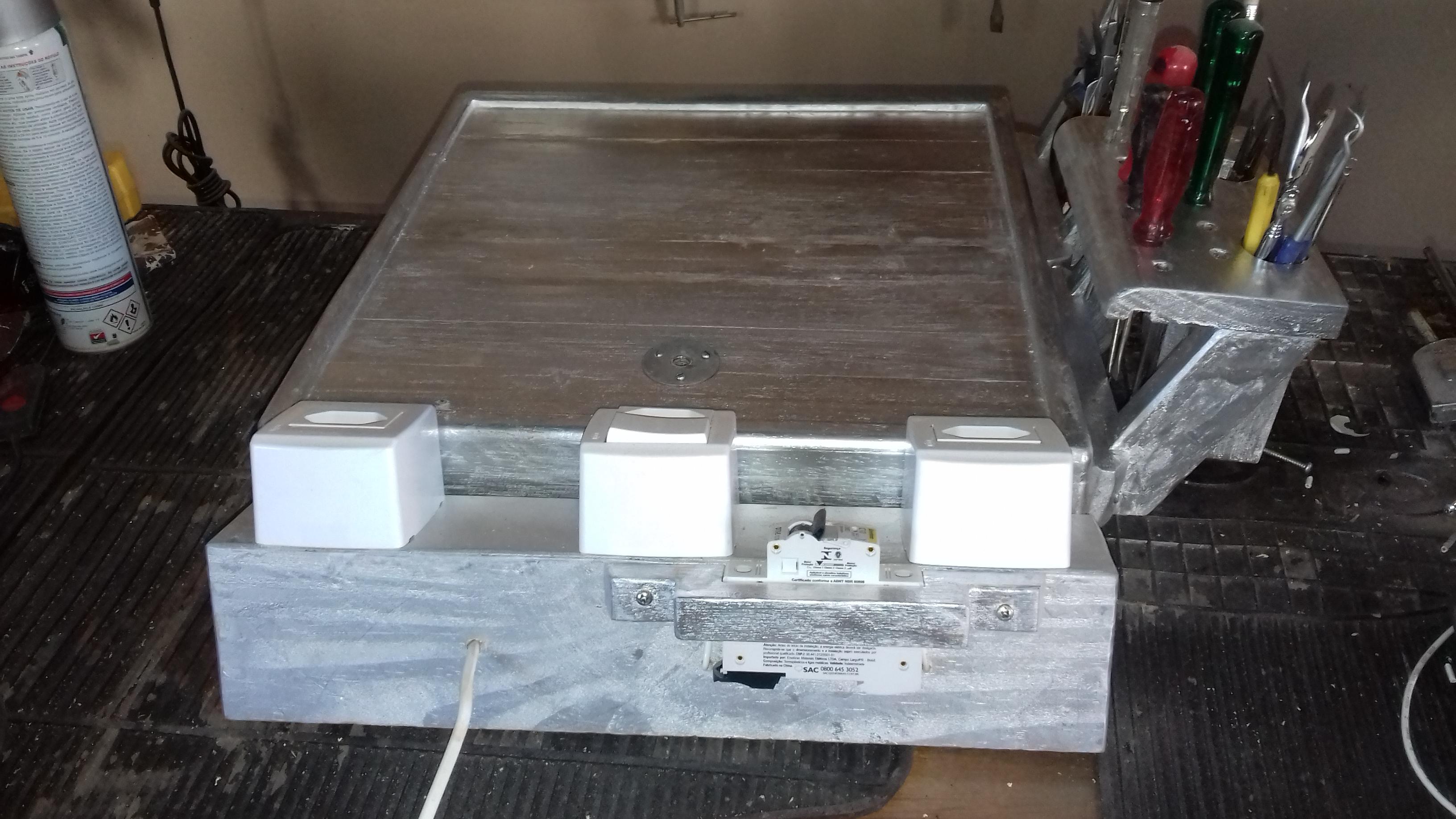 Vista traseira com tomadas.jpg