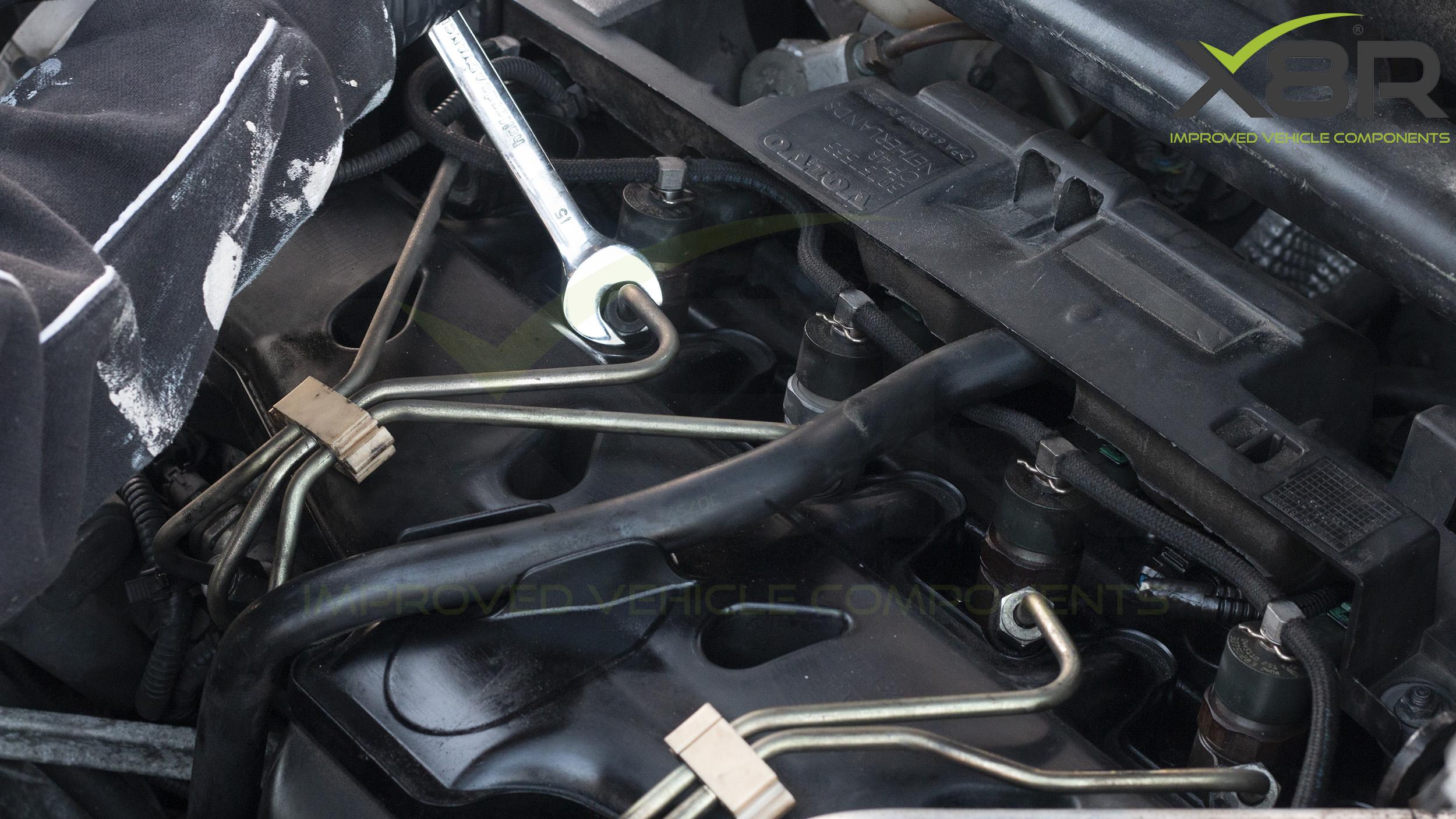 X8R0271 remove fuel pipe nuts.jpg