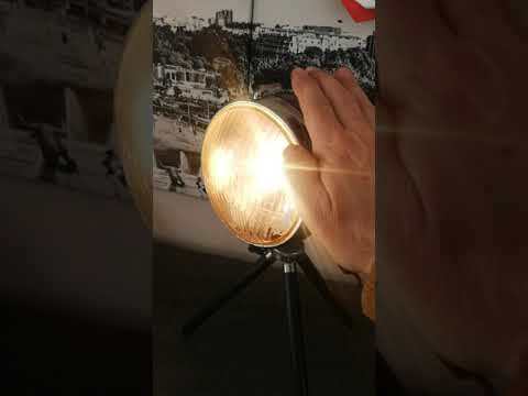 lampe tr&eacute;pied