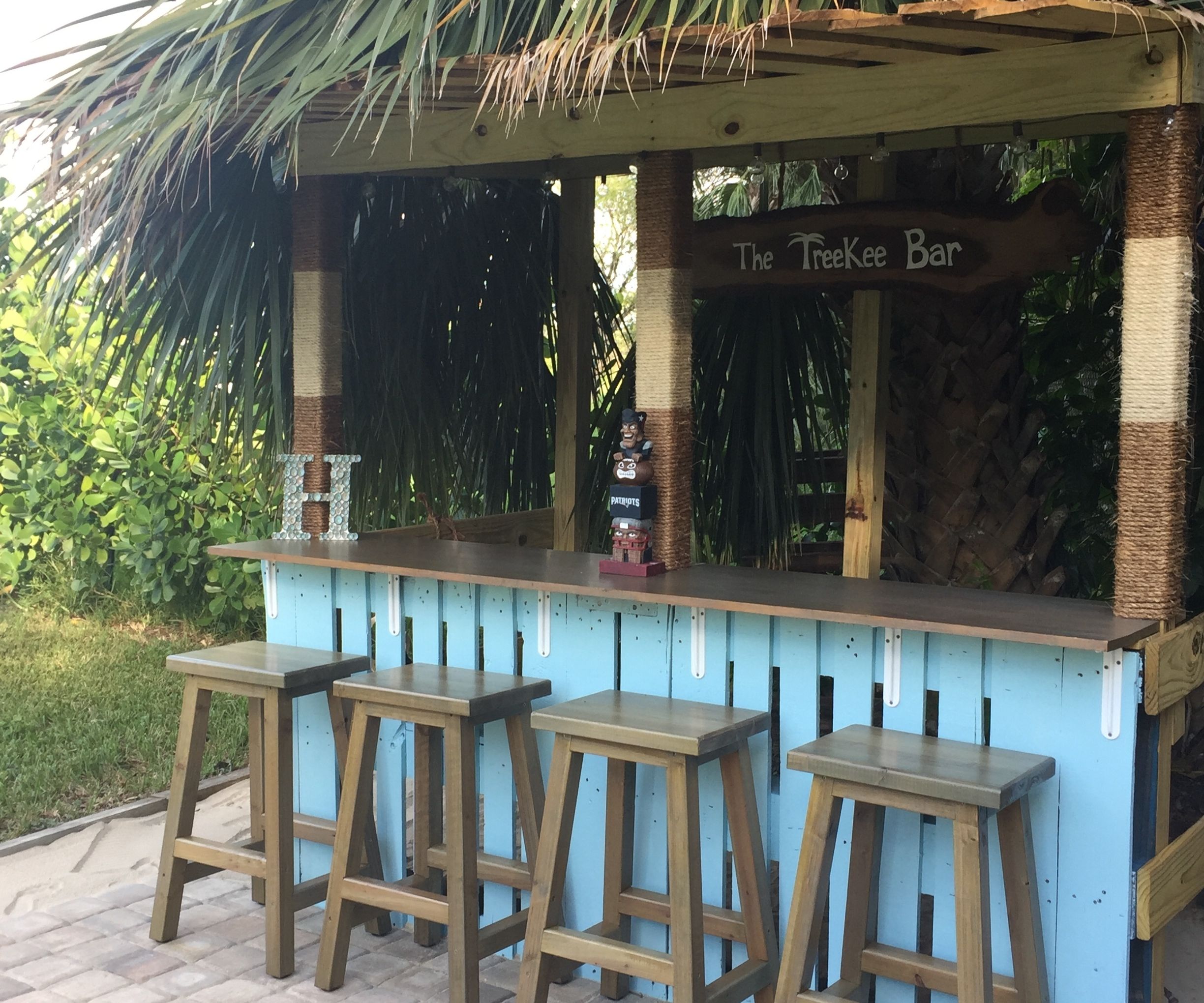 DIY Pallet Tiki Bar