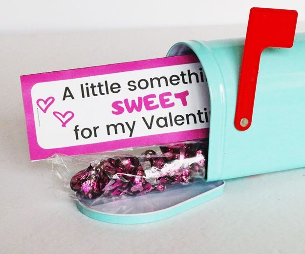 Valentine’s Day Treat Baggies (with Printable Bag Topper)