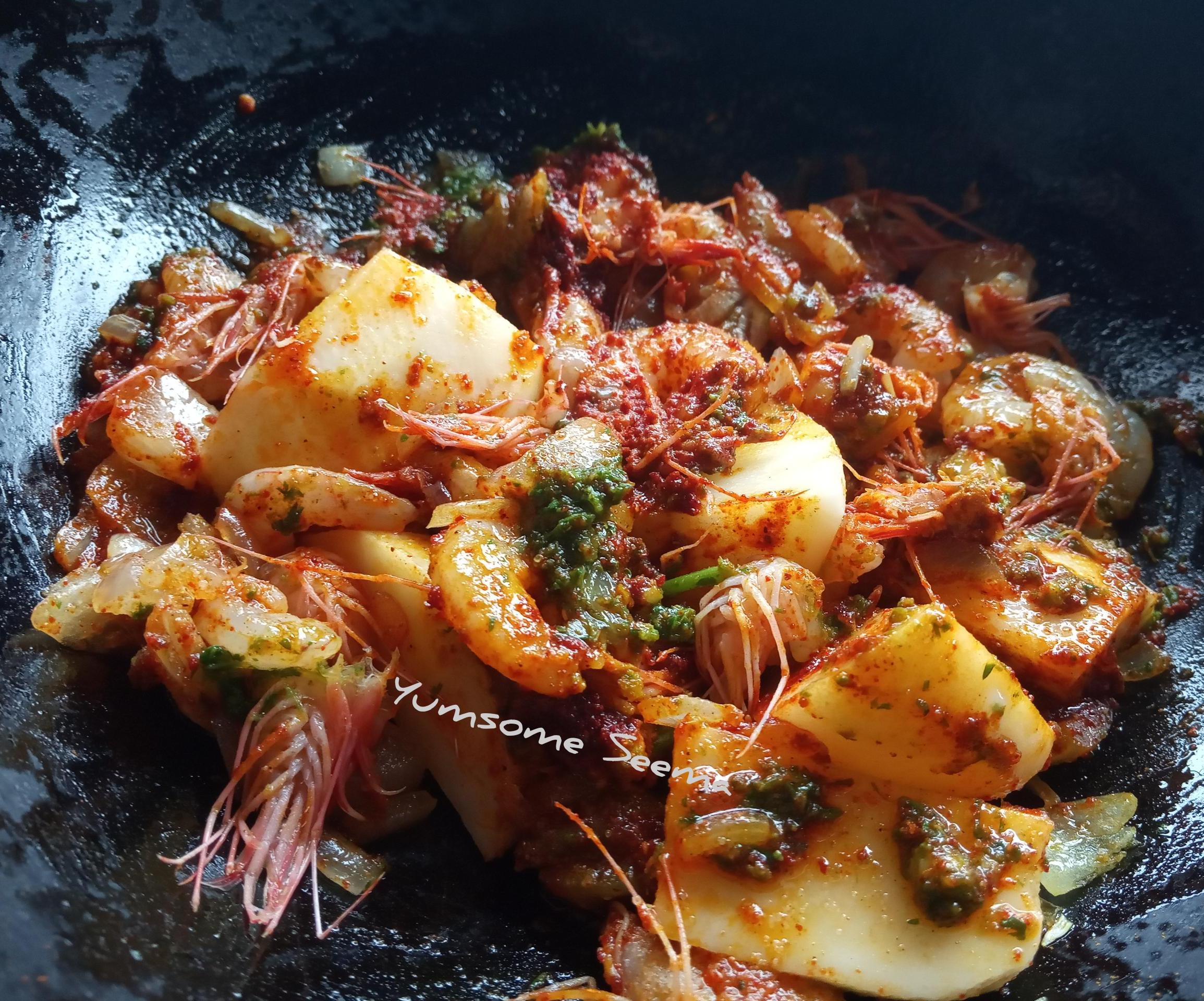 One-Pot Prawns Potato Curry 