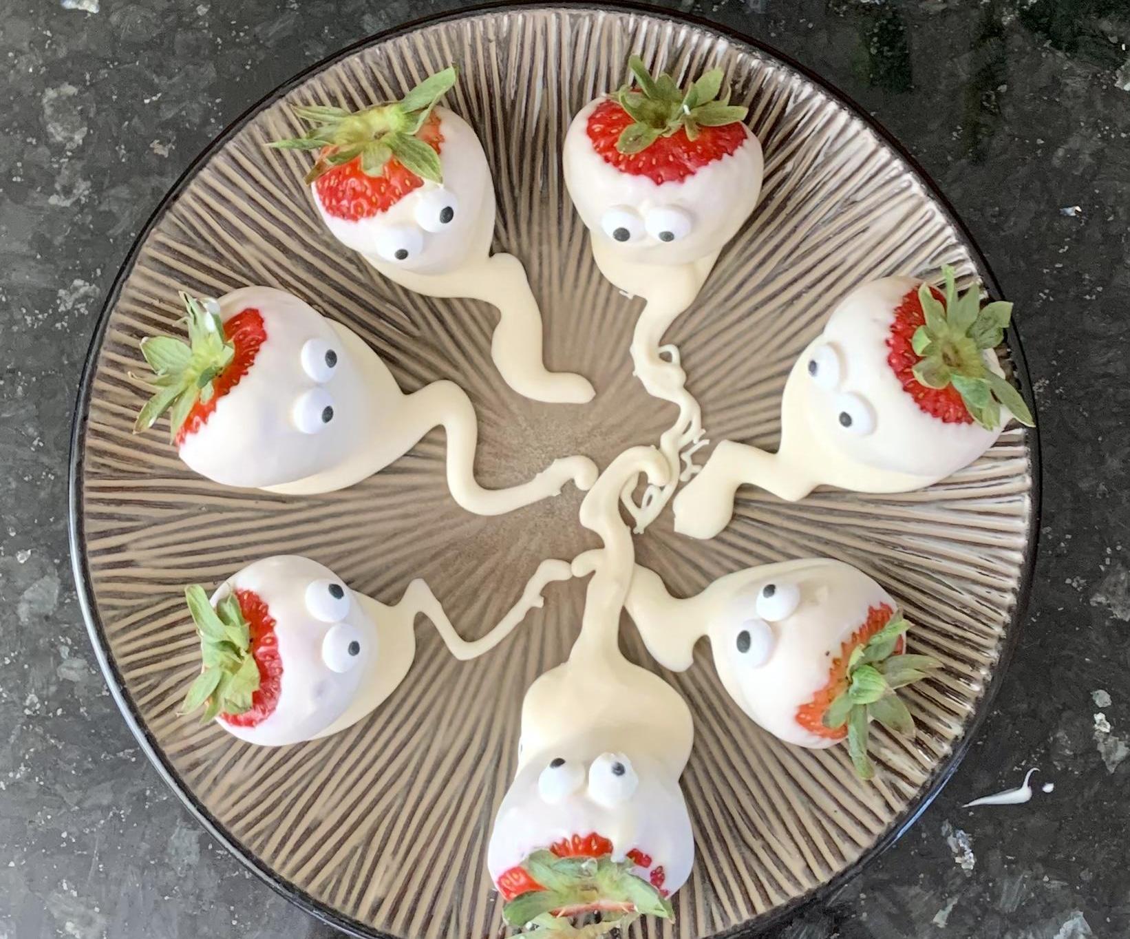 Seriously Simple Halloween Chocolate Dipped Ghost Strawberries      
