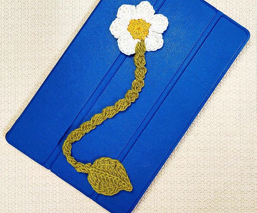 Simple Crochet Daisy Flower Bookmark