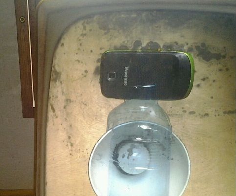 Improv: Tripod for Cell-phone (made From Plastic Bottle & Lamp)