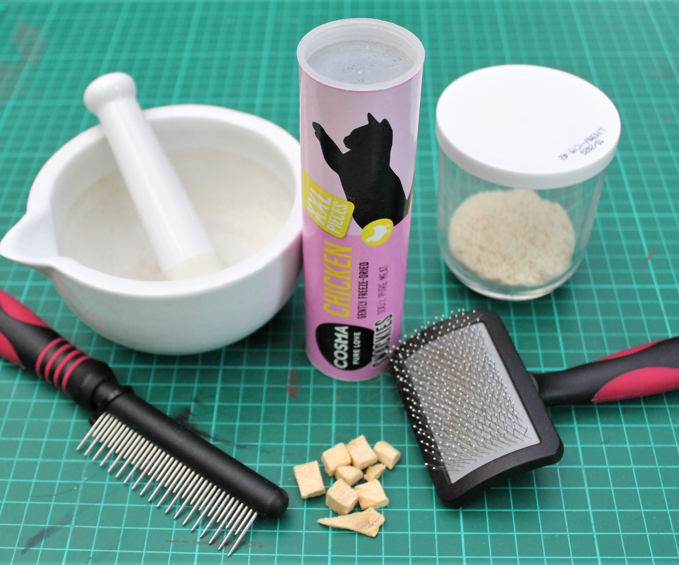 Freeze Dried Powder for an Easier Brushing Session With Your Cat 