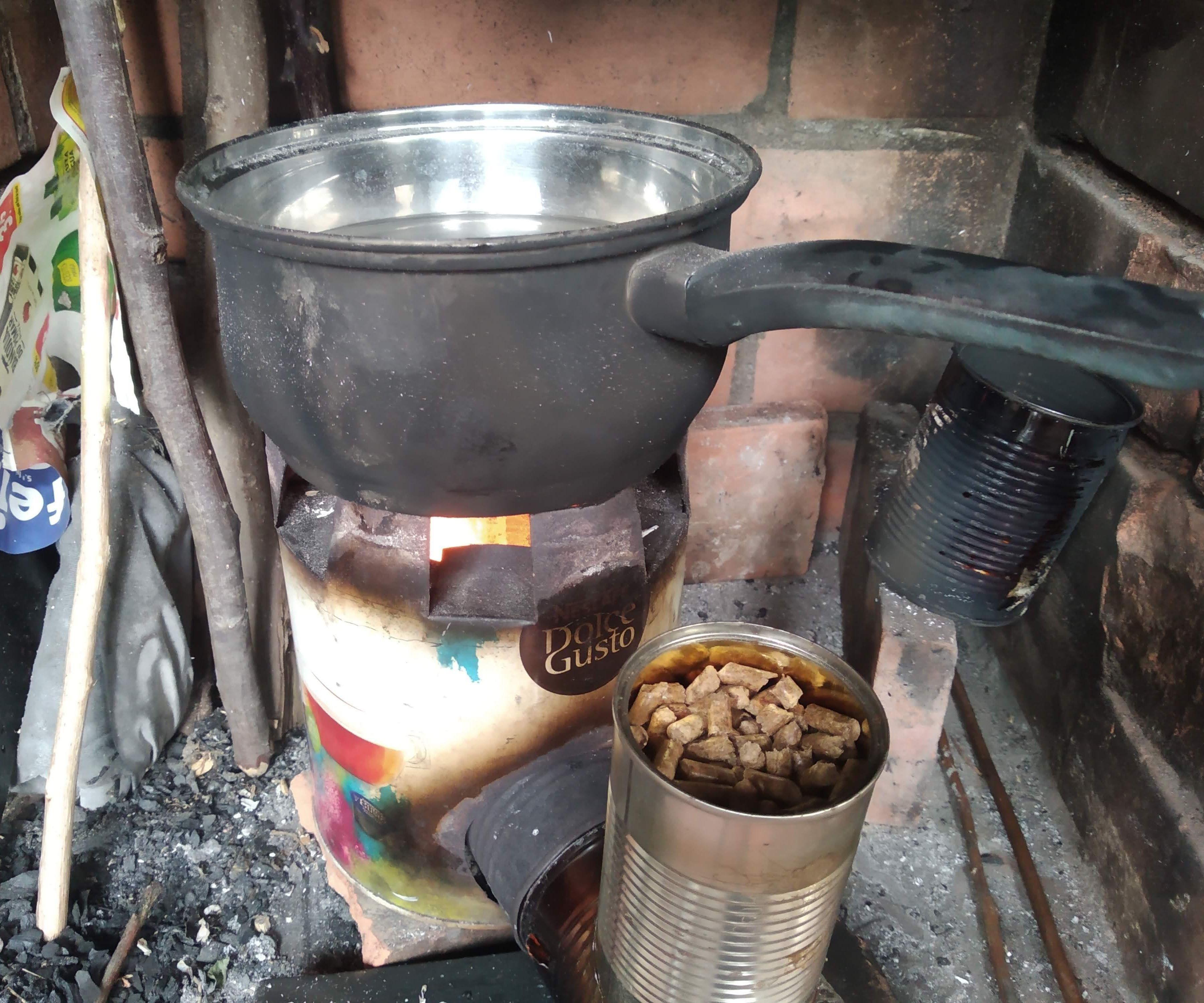 Tin Can Rocket Stove on Pellets (gravity Fed)