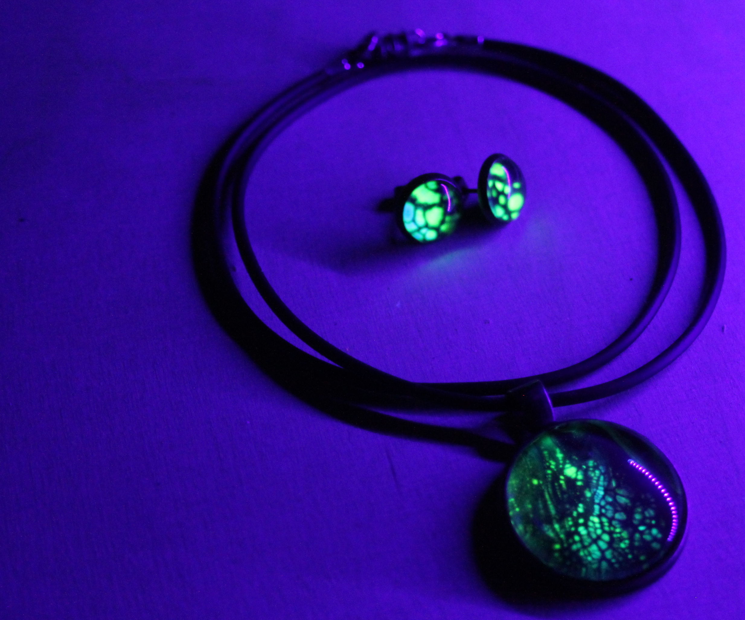 Acrylic Poured Jewelry That Reacts to Black Light !