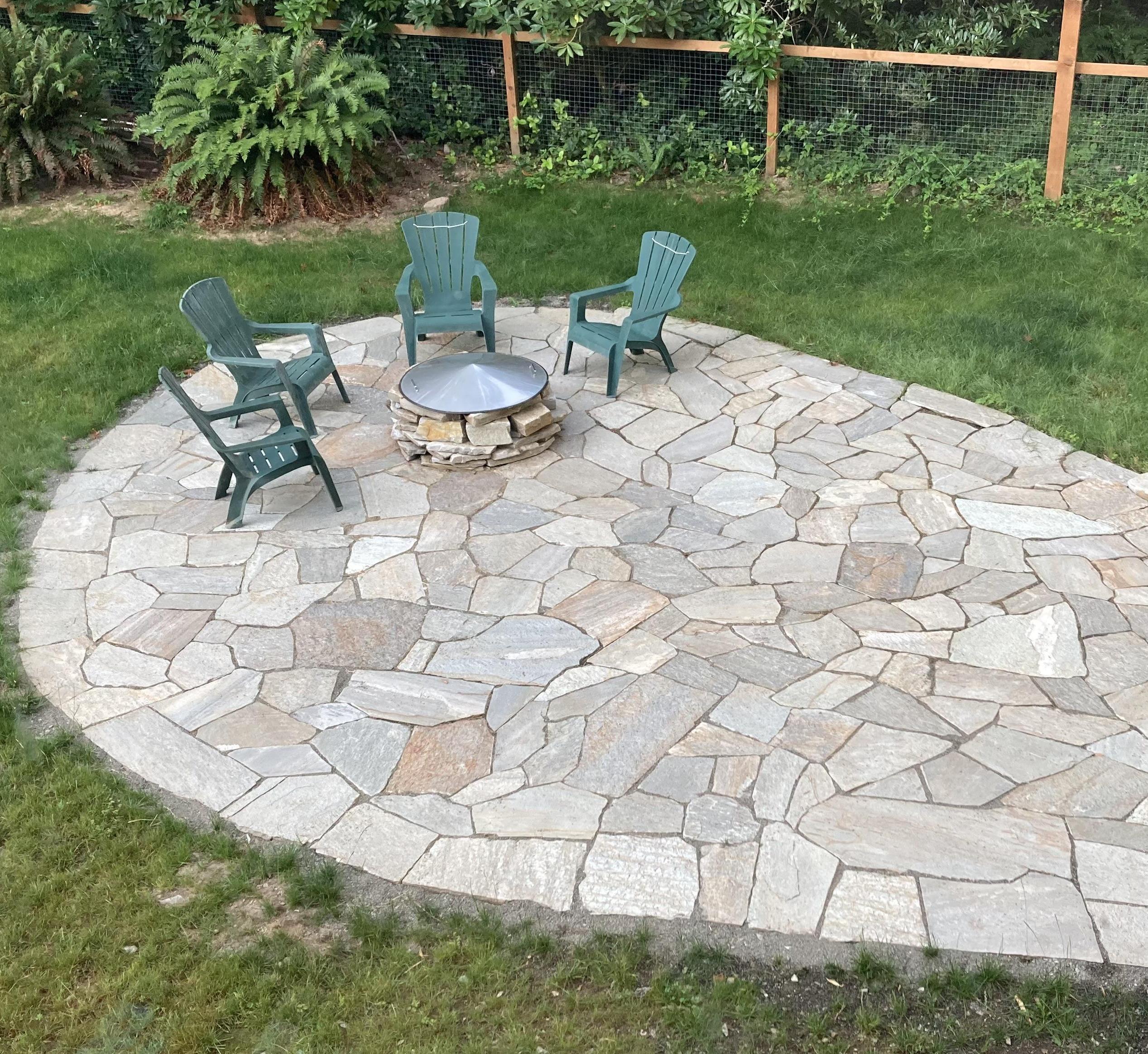 Backyard Quartzite Flagstone Patio