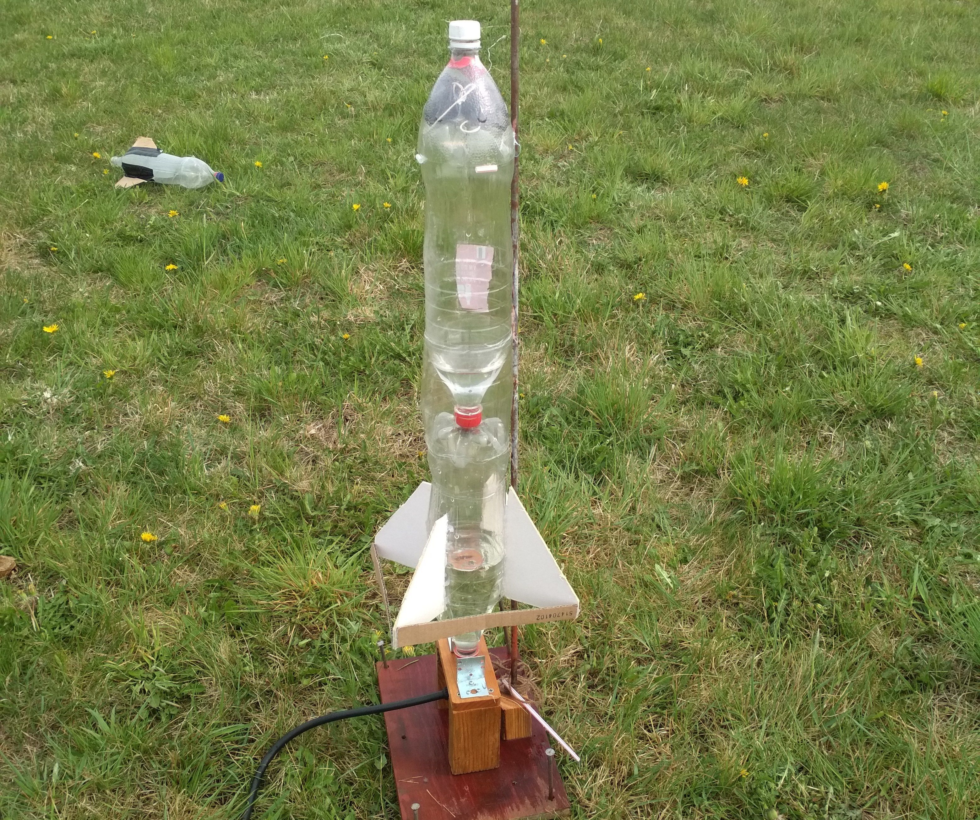 A Two-bottle Water Rocket That Flies Up to 400 Feet High
