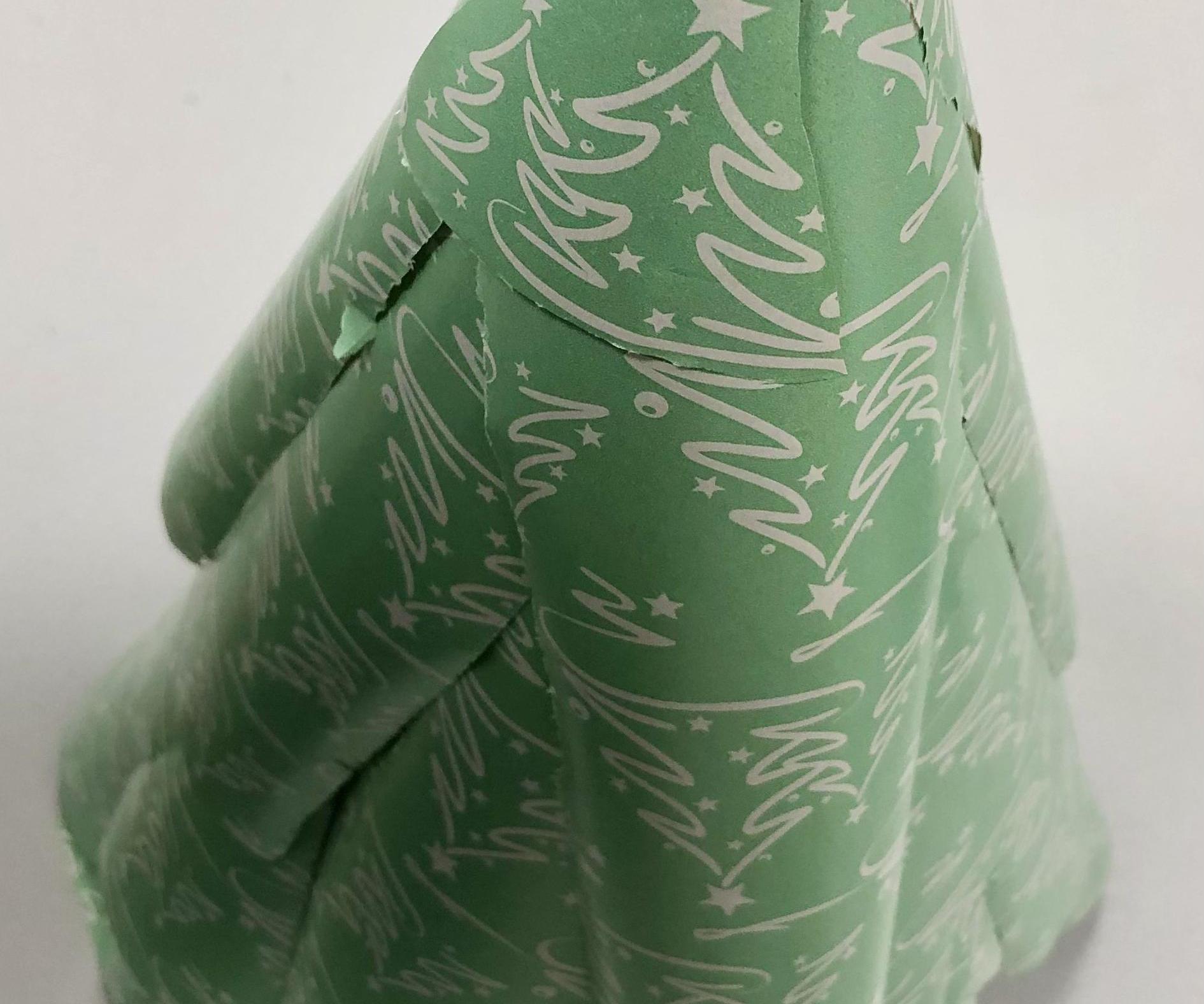 Einen Weihnachtsbaum Aus Einer Rolle Geschenkpapier Und Etwas Pappe Basteln