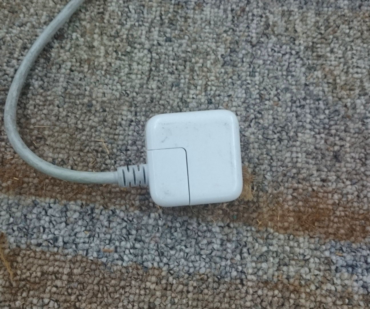 Making the connecting plugs for Macbook and iPhone Charger interchangeable