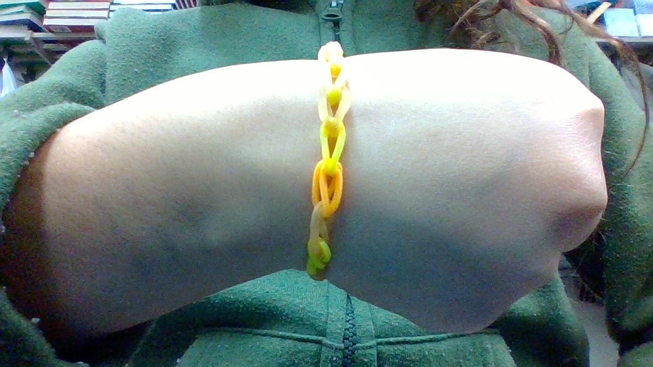 How to make a single loomband bracelet with no tools.