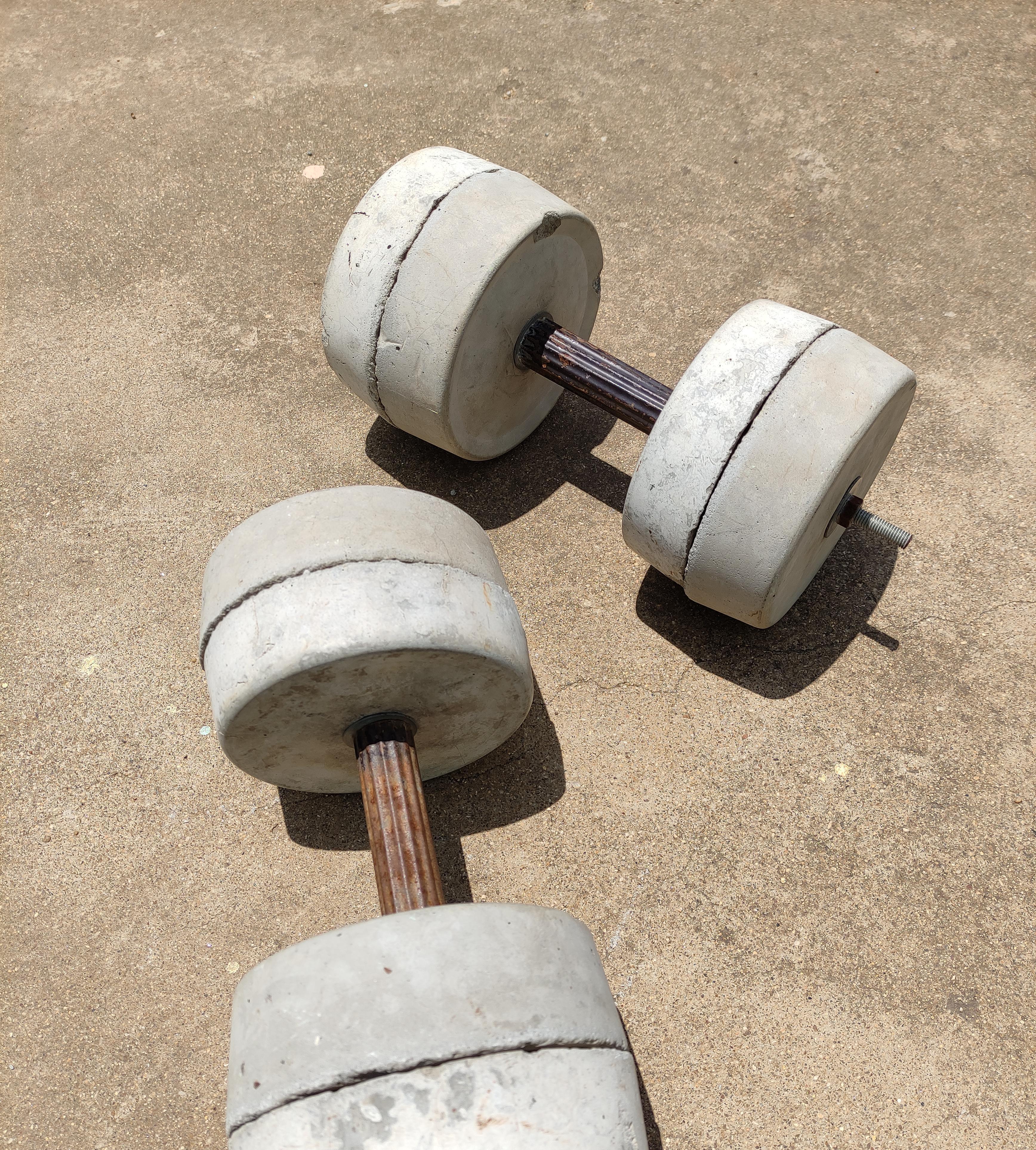Simple Adjustable Dumbbells Using Concrete 