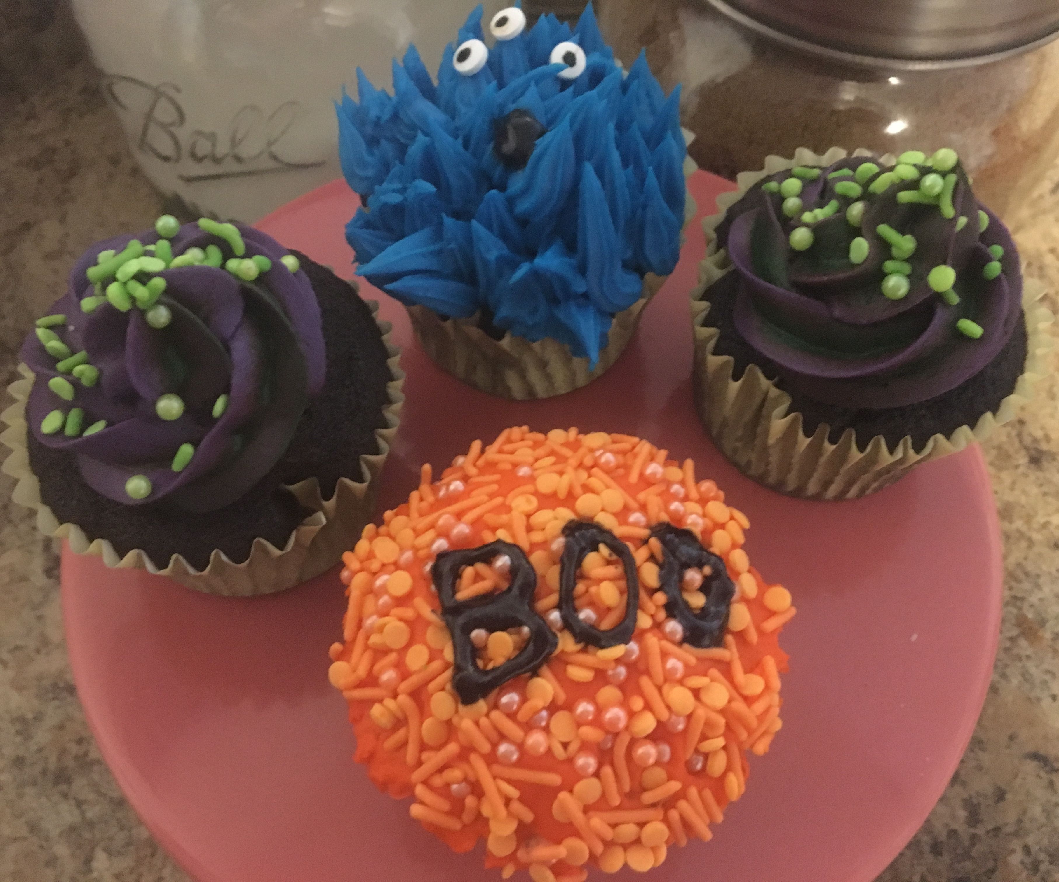How to Decorate Halloween Themed Cupcakes