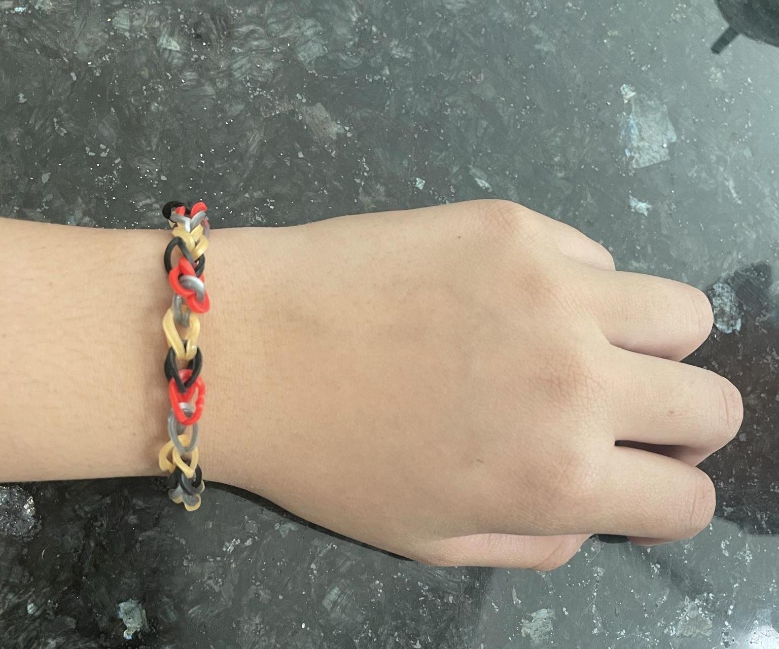 How To: Bracelet With Small Rubber Bands