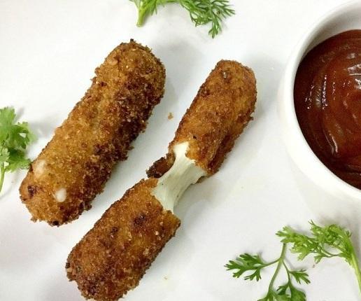 Cheesy, Spicy Mozzarella Sticks