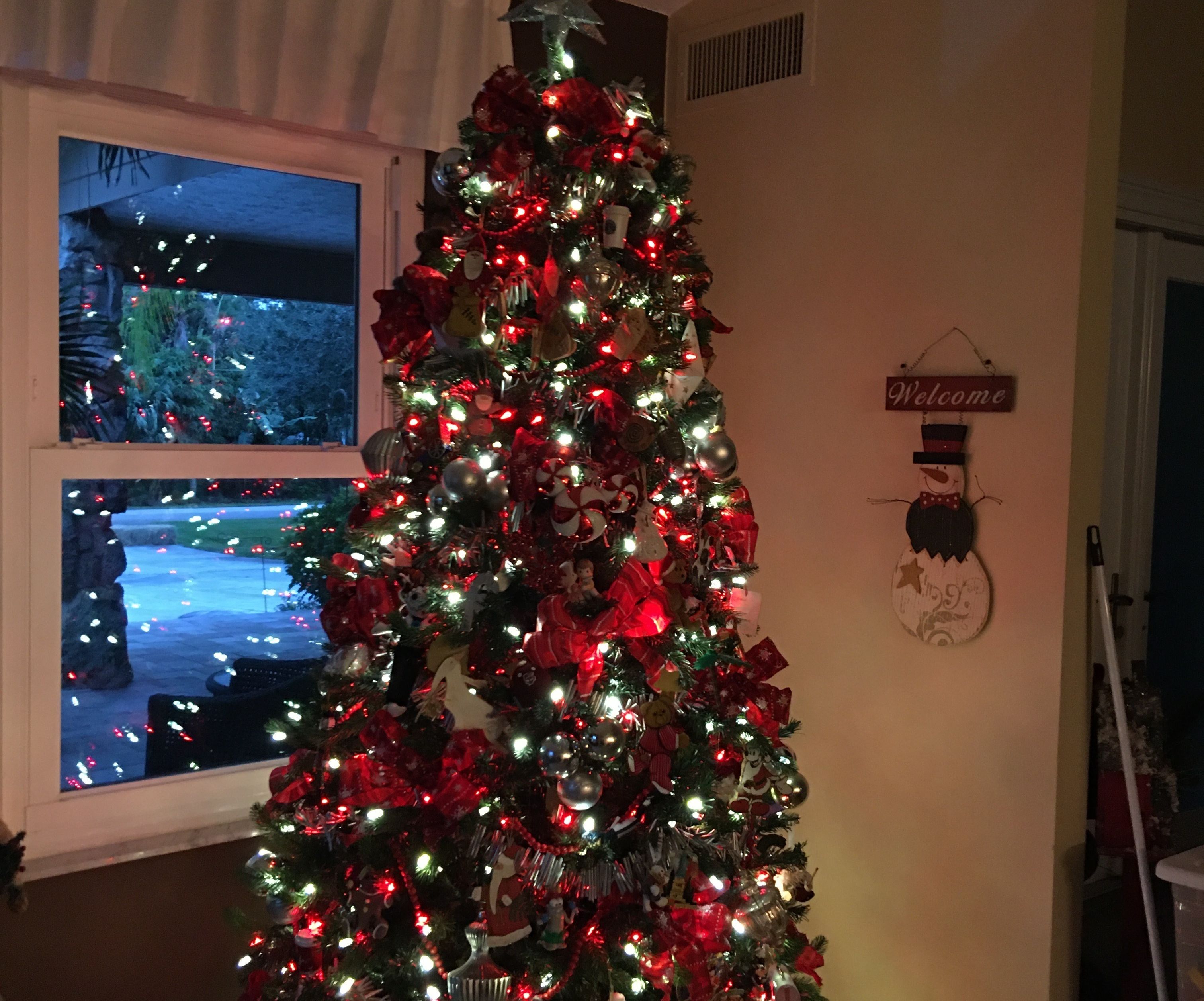 How to Decorate a Christmas Tree 