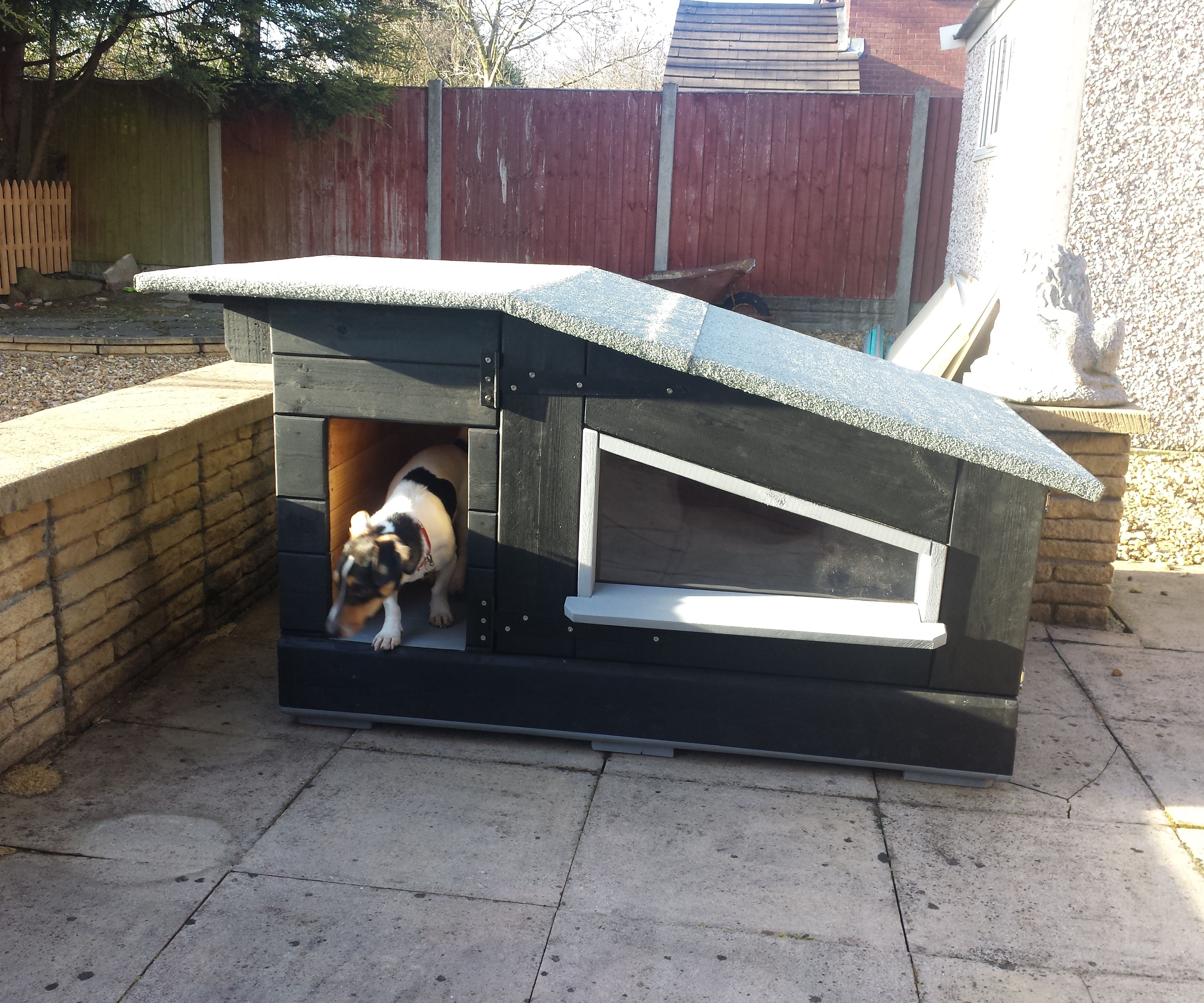 Luxury Pallet Kennel With Sun-deck  