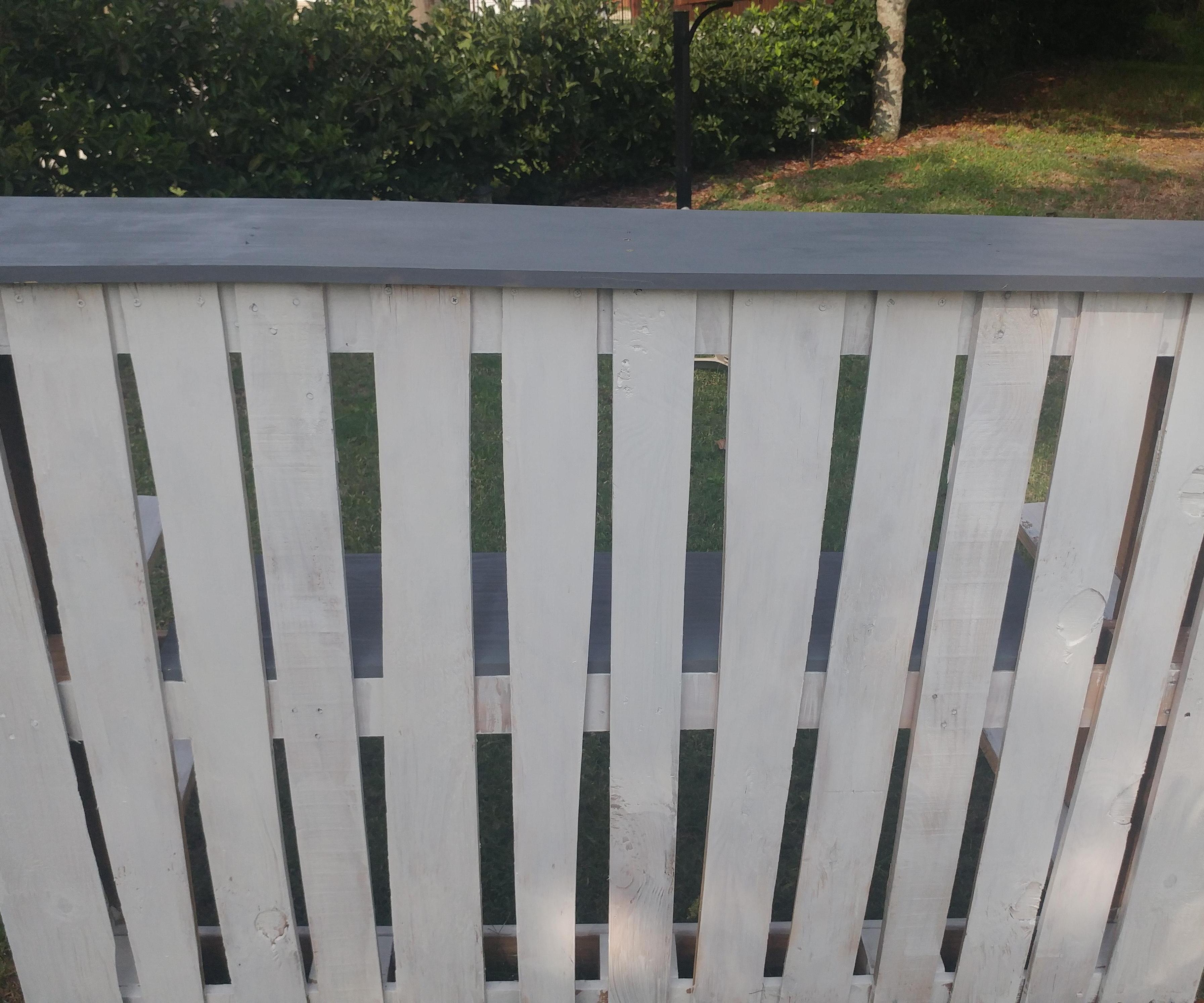 Outdoor Pallet Wood Bar