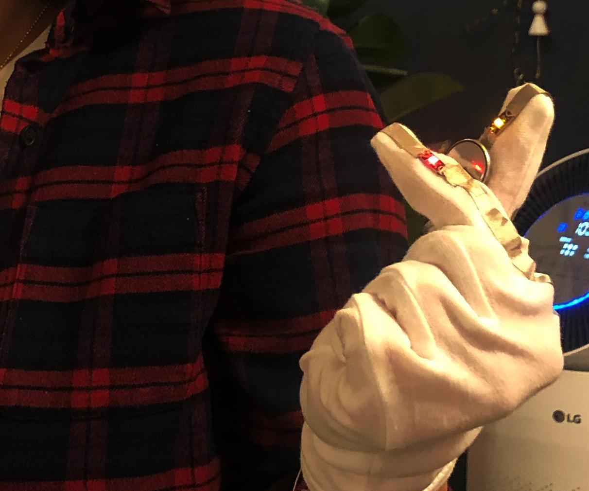 Gestural Drawing  Glove Workshop 