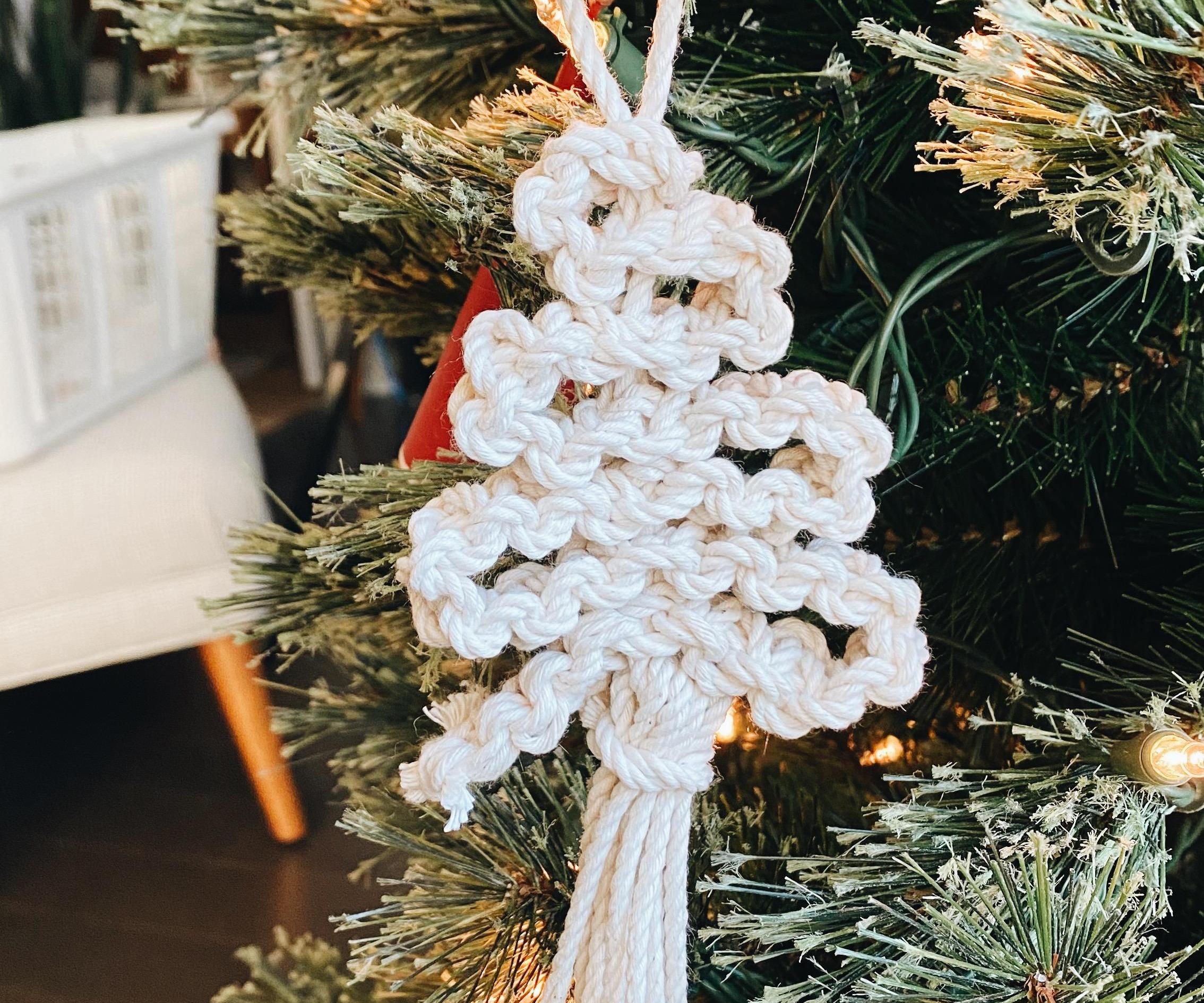 Easy macrame Christmas tree ornament