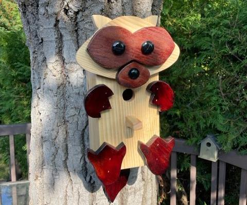 RACCOON-THEMED BIRD HOUSE
