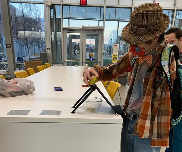 One-handed Vegetable Peeler