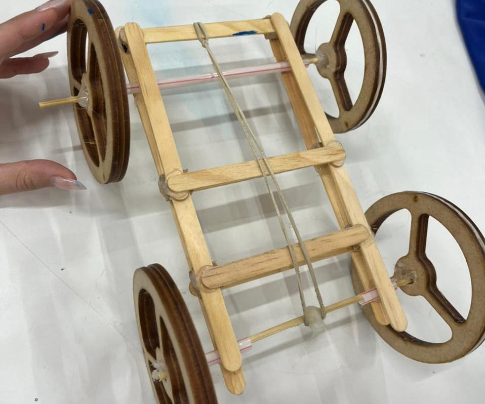 Carrinho Movido a Força Elástica 