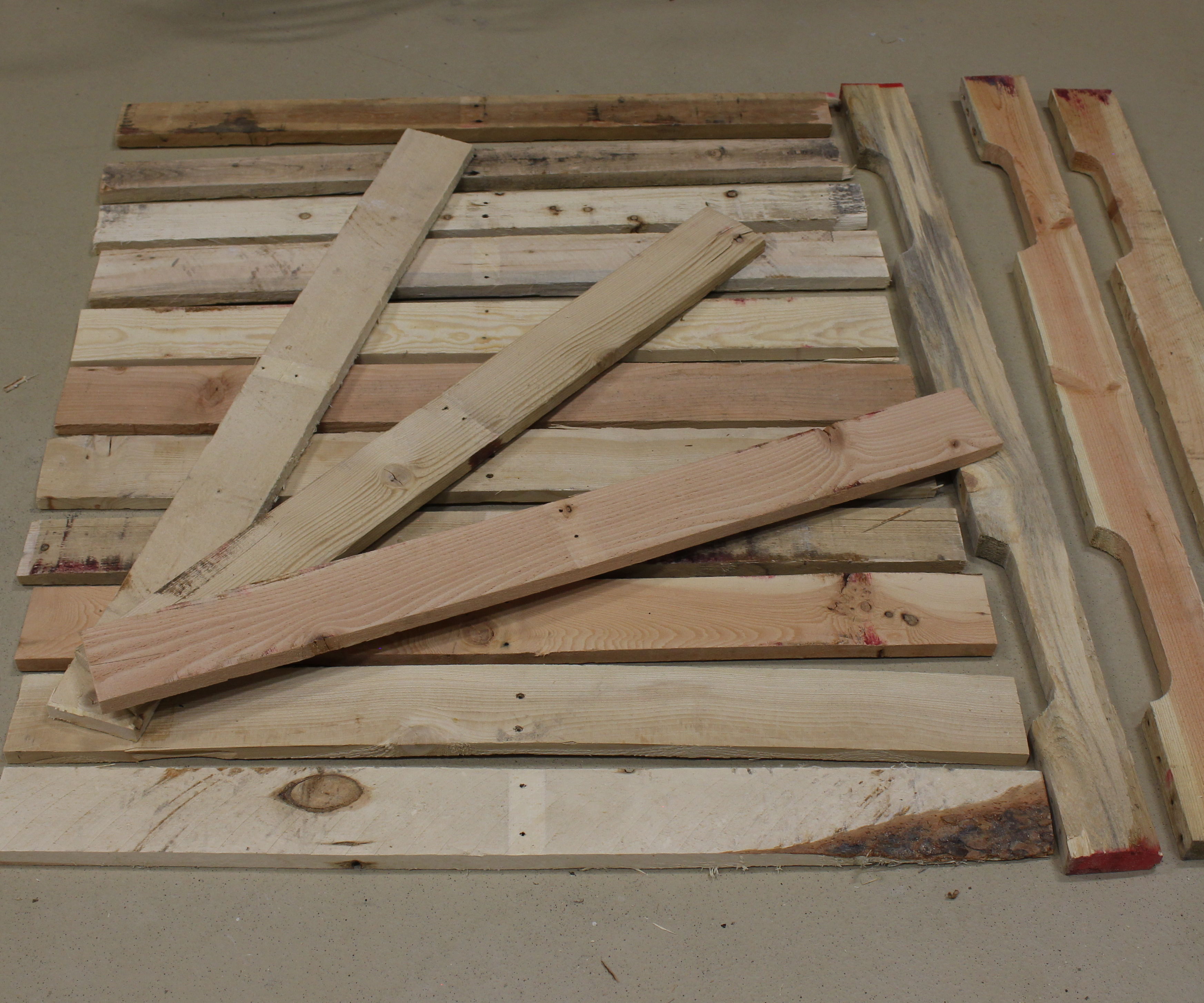 How to Efficiently Disassemble a Pallet in Three Easy Steps