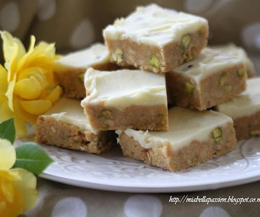 PASSIONFRUIT & PISTACHIO SLICE