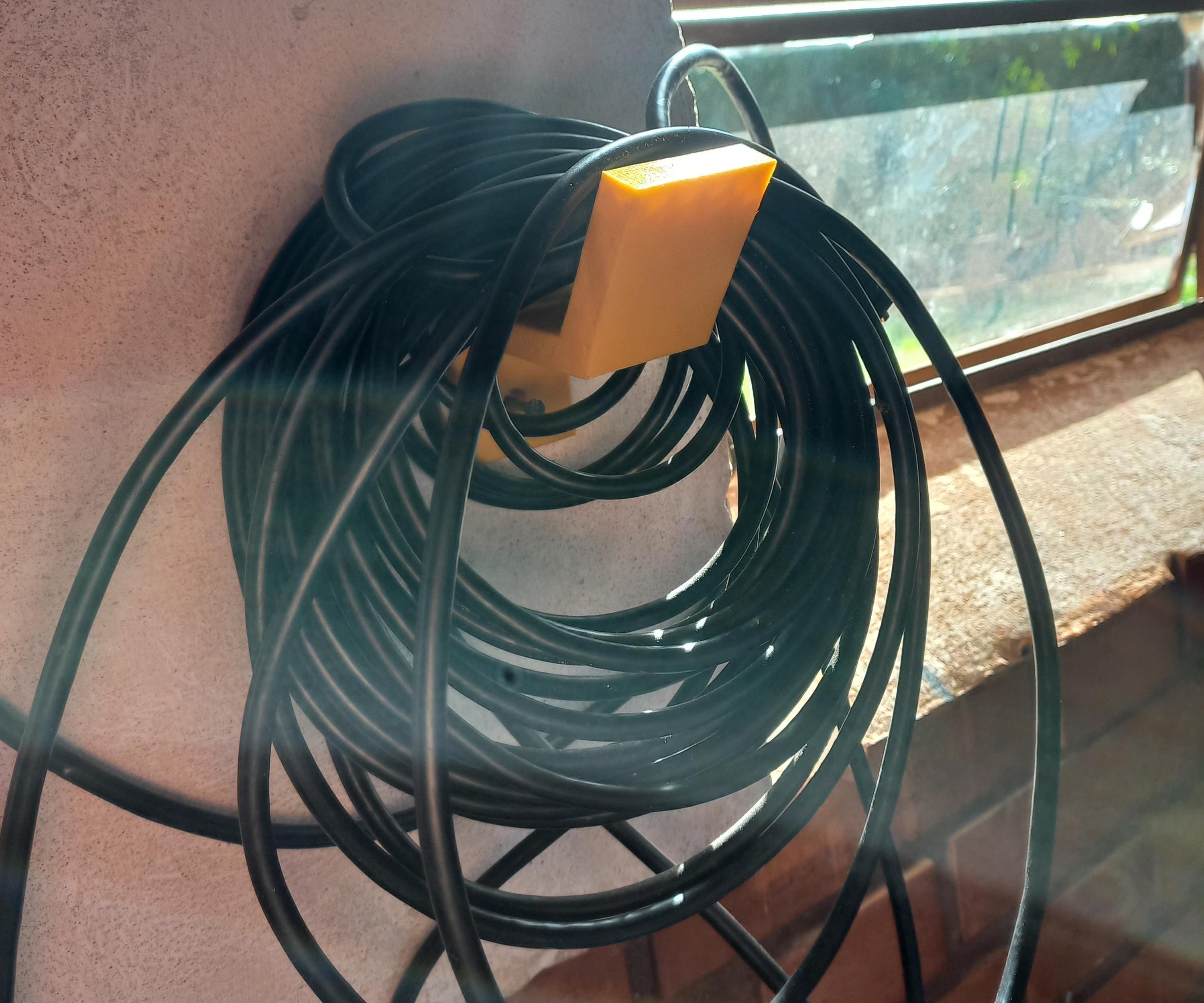 SOPORTE PARA CABLE HDMI