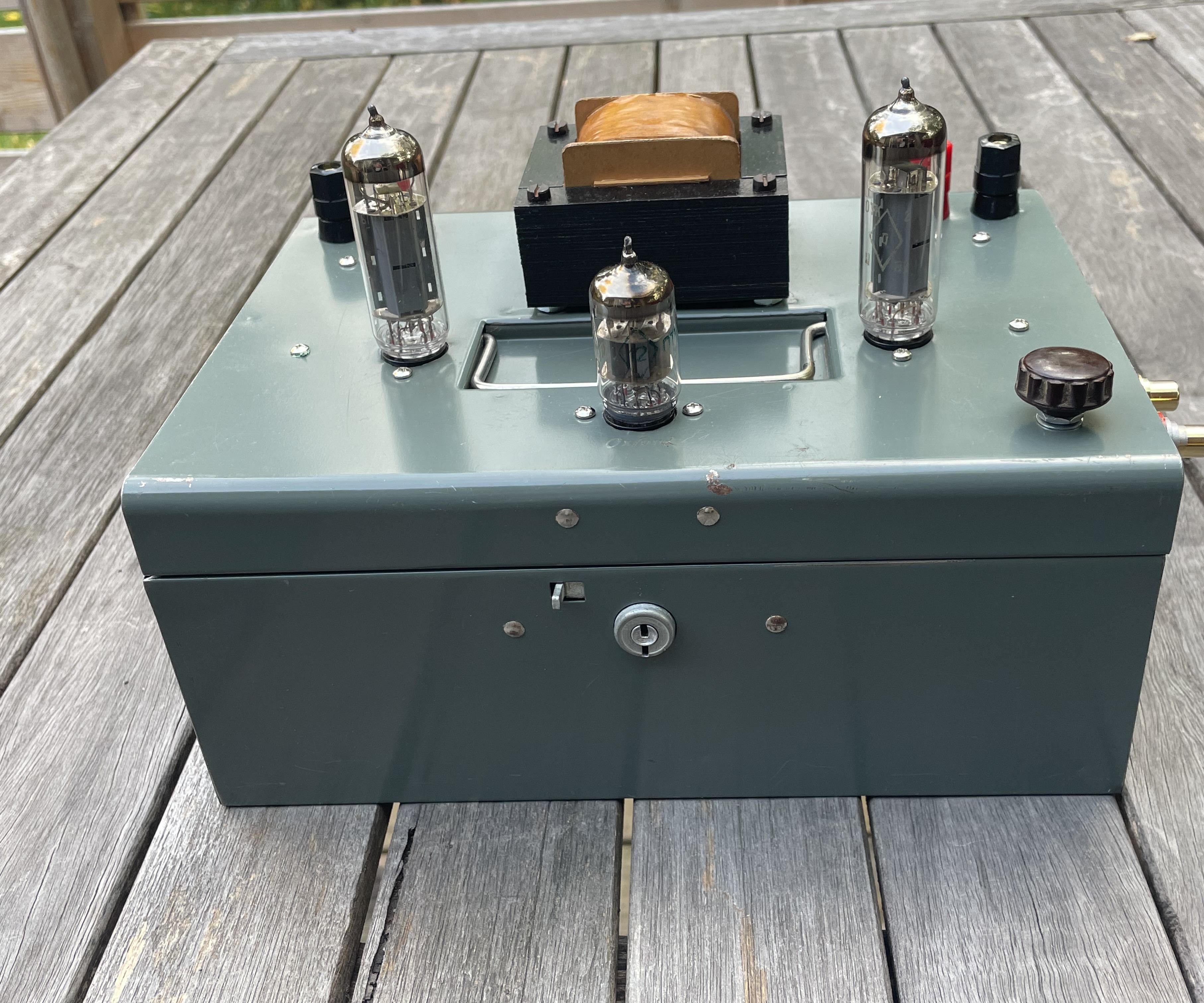 Stereo Tube Amp Built Into a Vintage Cashbox 