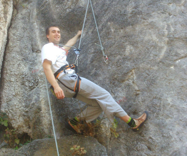 Roped solo (lead) climbing with Grigri